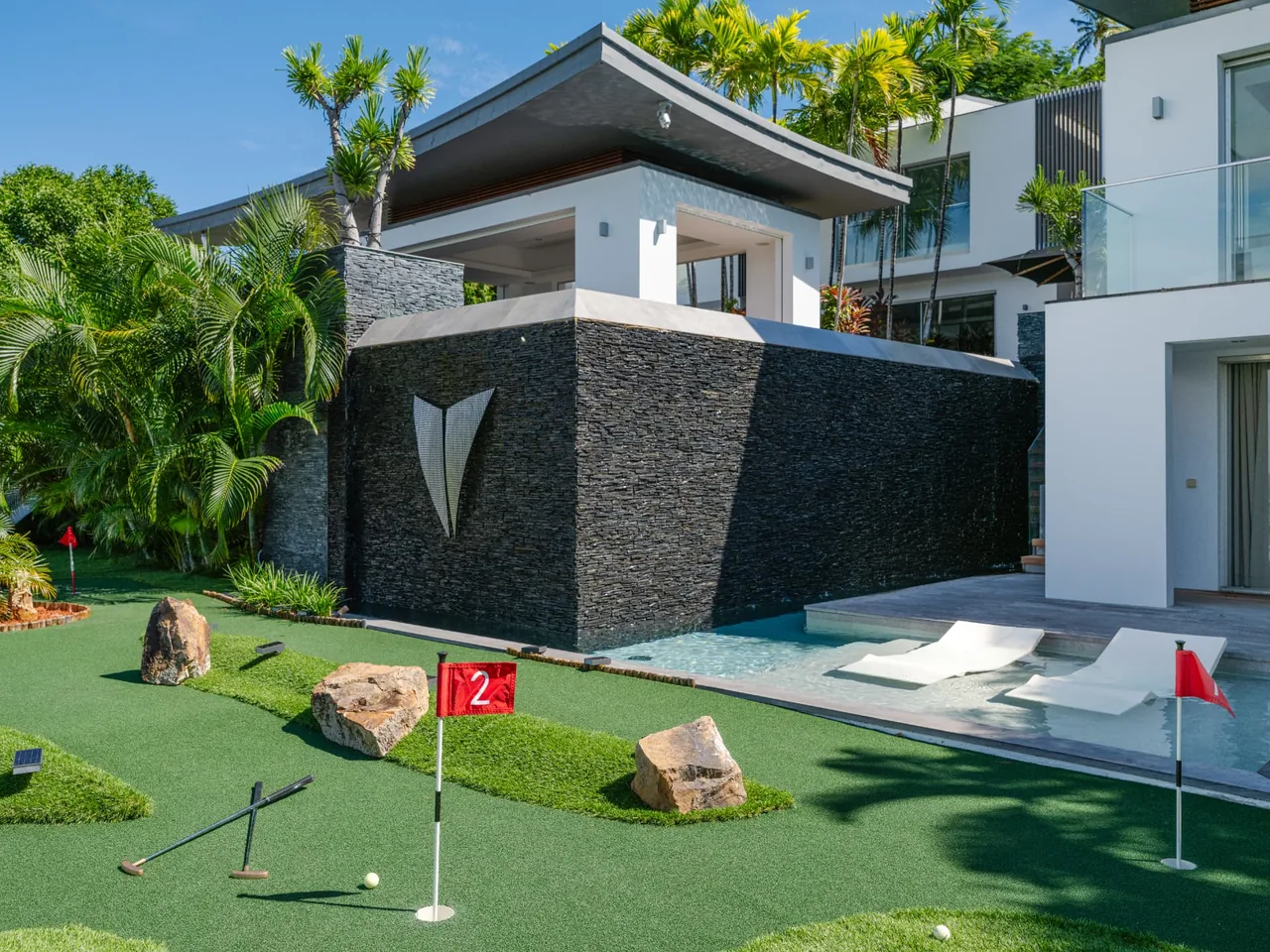 The putting green and the pool, garden side