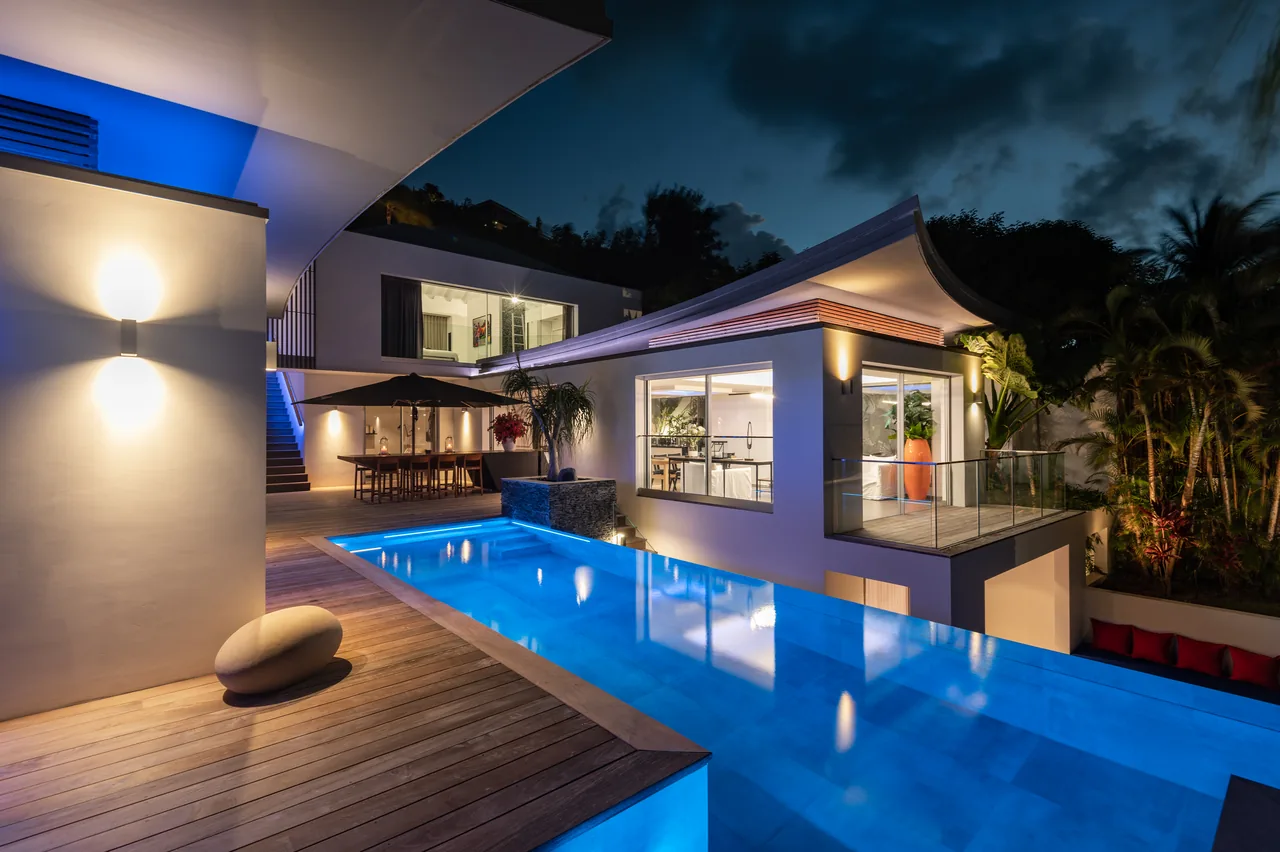 The deck and pool in the evening