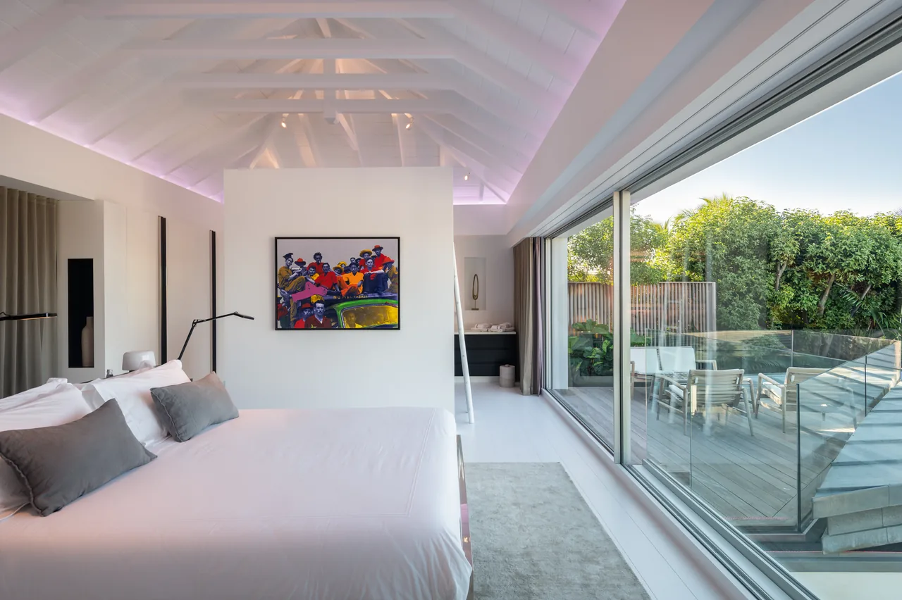 Chambre 1 — ouverte sur la terrasse