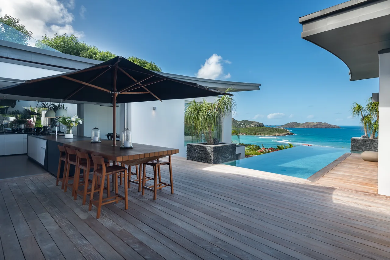 La piscine, les ailes et la baie
